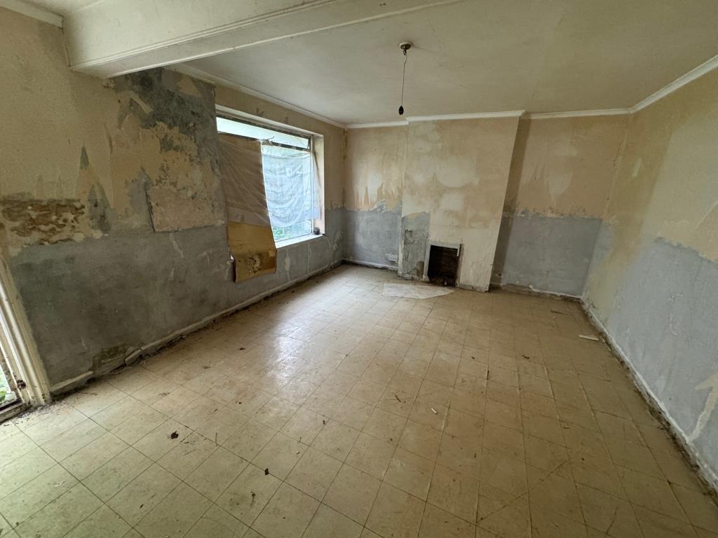 Lot: 21 - FREEHOLD TWO-BEDROOM GARDEN MAISONETTE PLUS GROUND RENT - Living room